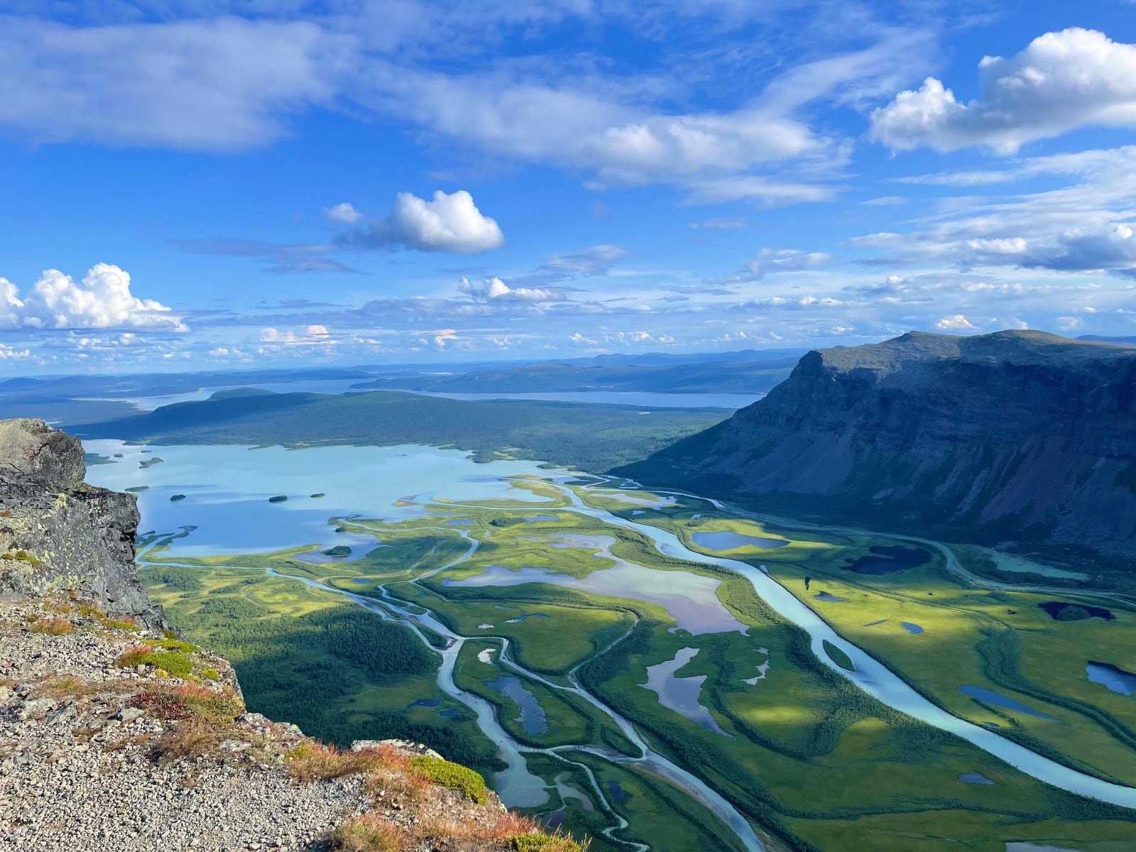 Landskapsbild med vattendrag omgivet av höga berg