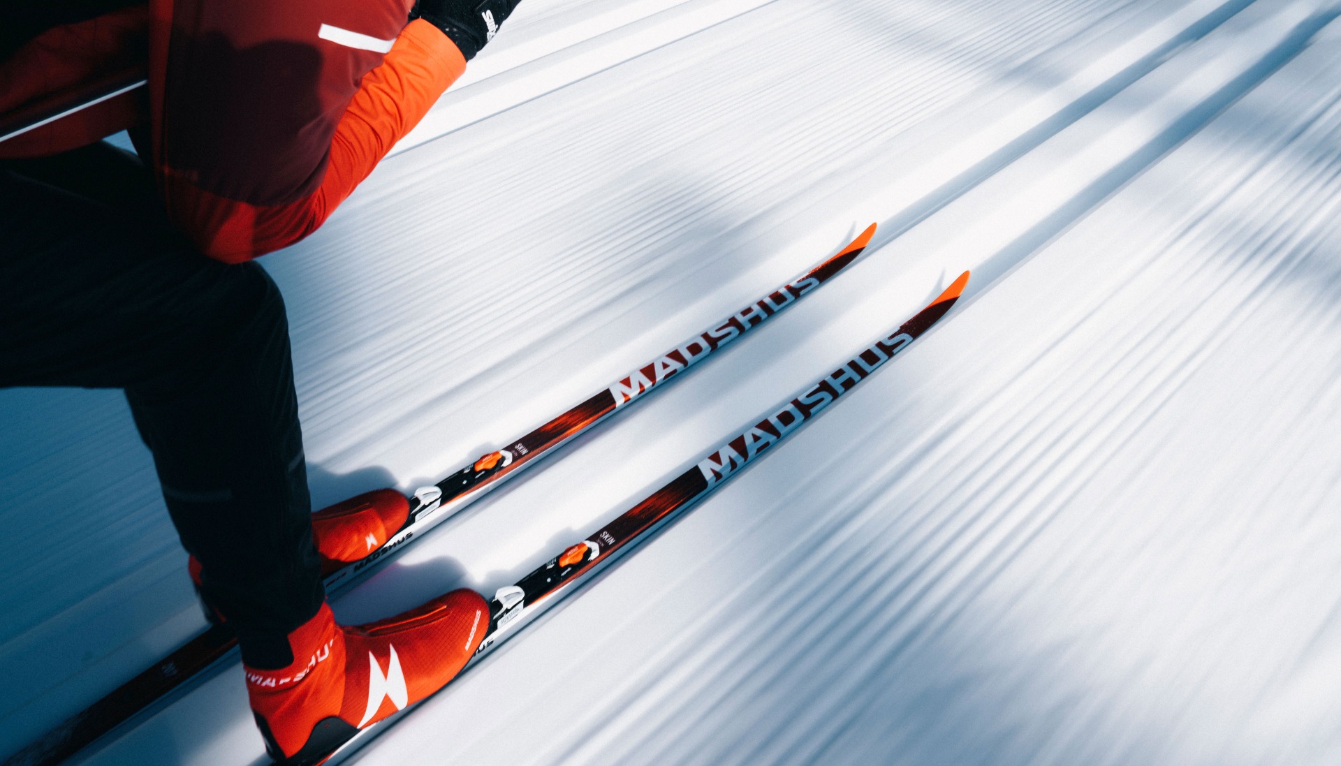 Person som åker längdskidor, inzoomat på skidorna